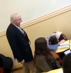Un maestro le muerde el pelo a estudiante por quedarse dormida en el salón