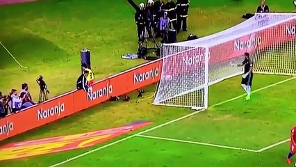 Sergio Romero Comically Signals To The Ball Boy To Take His Time!