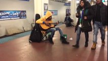 Şikago Metrosunda Muhteşem Bir Performans Sergileyen Sokak Müzisyeni Kadın