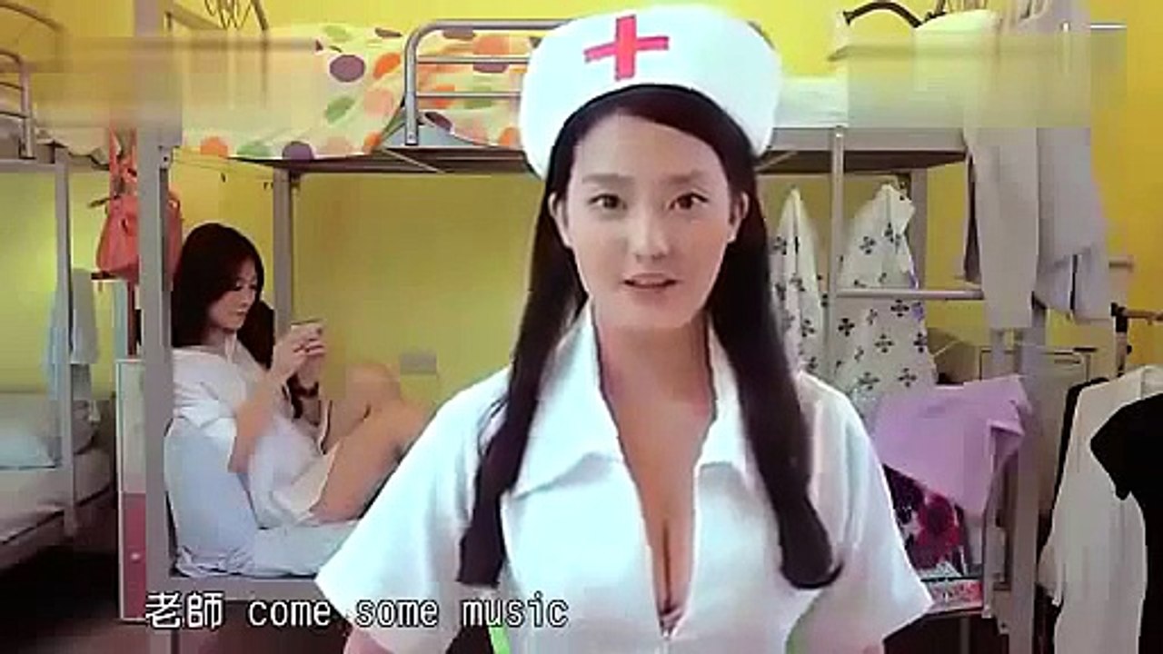 噴血！開始我以為露個大胸是亮點，結果發現沒穿內褲！
