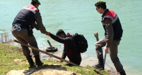 Ekiplerden Kaçarken Suya Atlayan Mülteci, Soğuk Suda Şoka Girdi