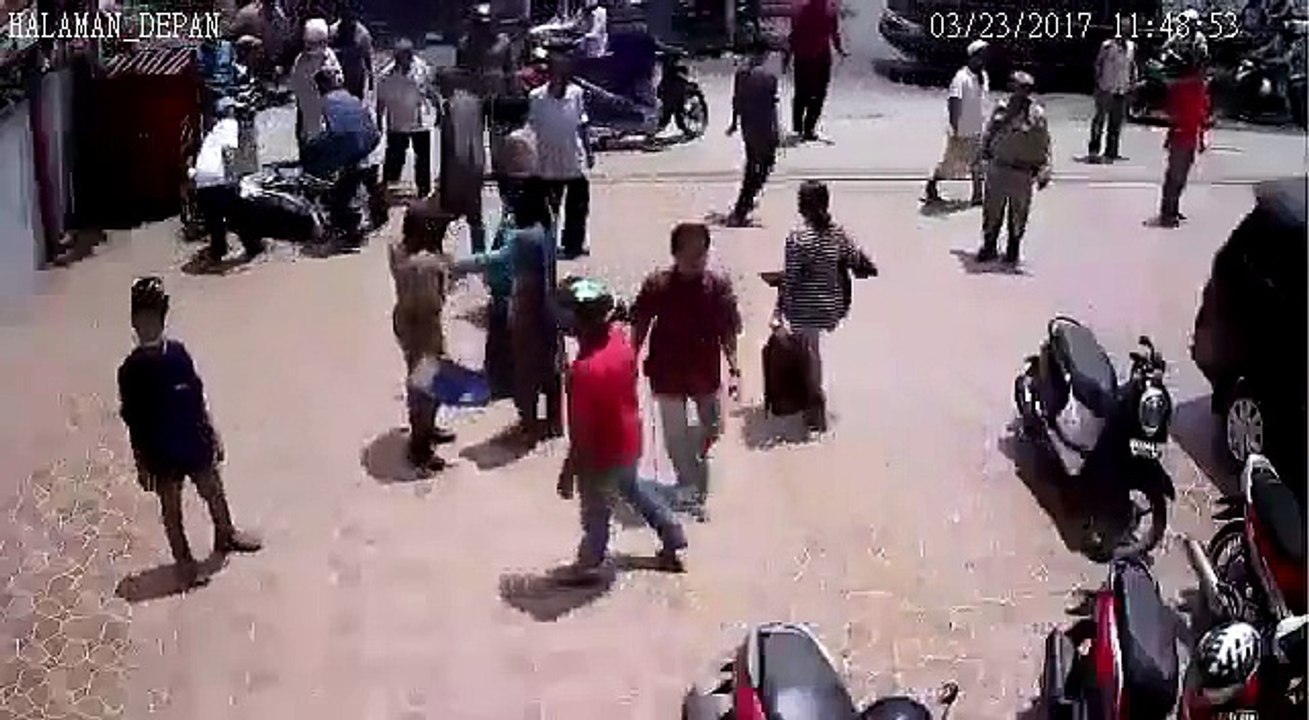 Viral Video 2 Perempuan Lawan dan Hajar 2 Penjambret di Bajaramasin Terekam CCTV