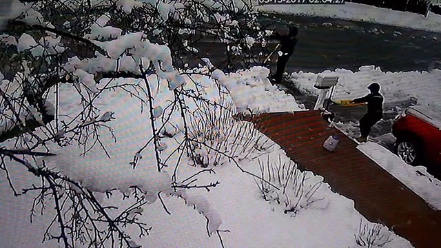 Fallait pas embeter le gars qui deneige la route... Ahaha