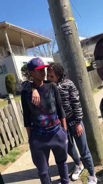 Ce gars super cool stoppe une bagarre entre jeunes... Enorme