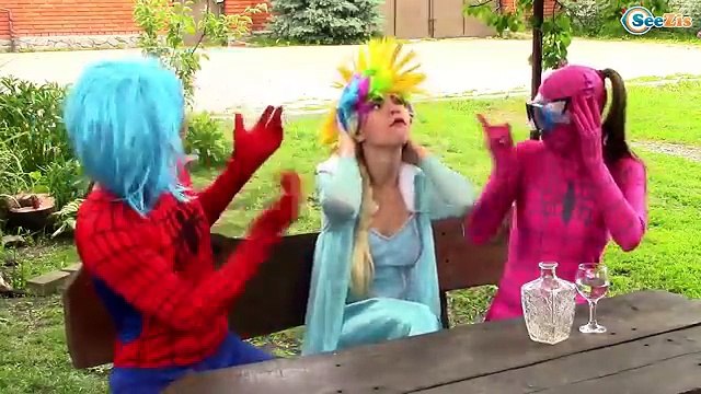 И арестованный Эльза замороженный замороженные Веселая Получает волосы джокер розовый Радуга Девушка-паук человек-паук