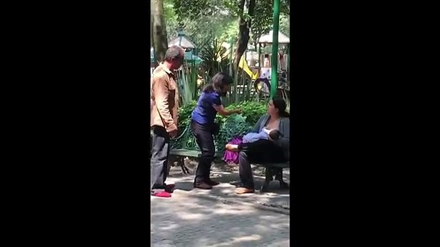 Cette jeune maman allaite son bébé dans un parc. La réaction des passants est surprenante !