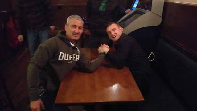 Cet homme se casse le bras pendant un bras de fer