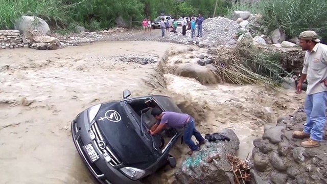 Il essaye de traverser une rivière en crue avec sa voiture