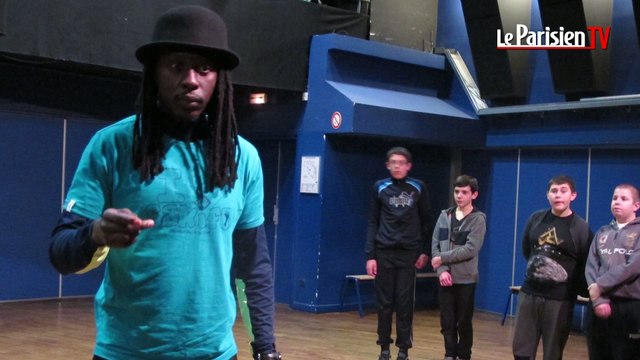 Faada Freddy sur scène avec les collègiens de Magny-les-Hameaux