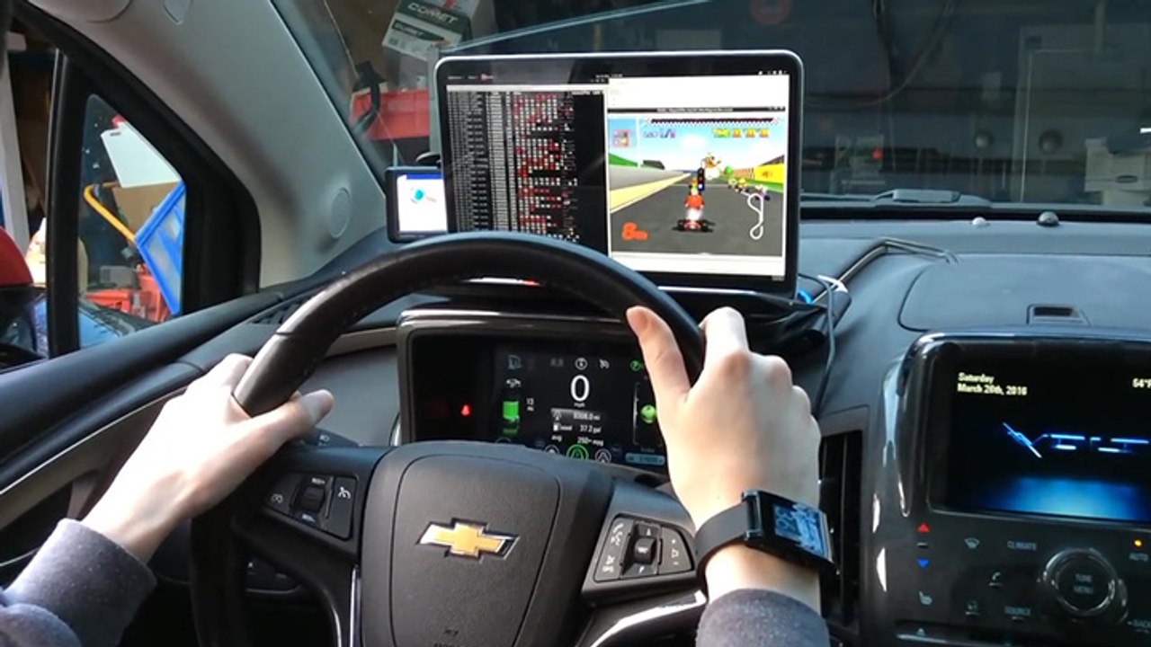 Il joue à Mario Kart depuis le volant de sa voiture