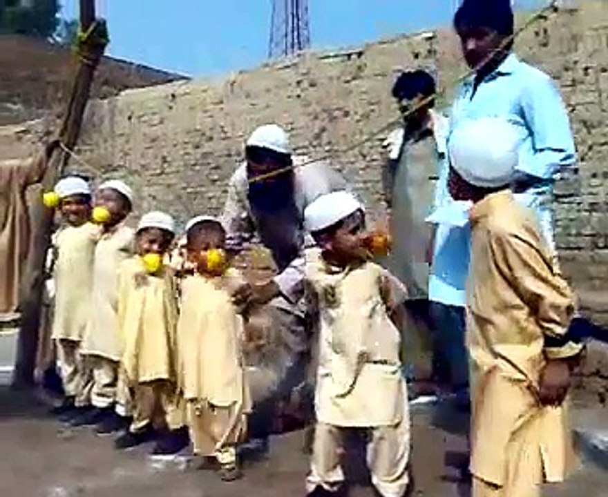 مدرسے کے بچوں کو باندھ کر کیا کیا جاتے ہے