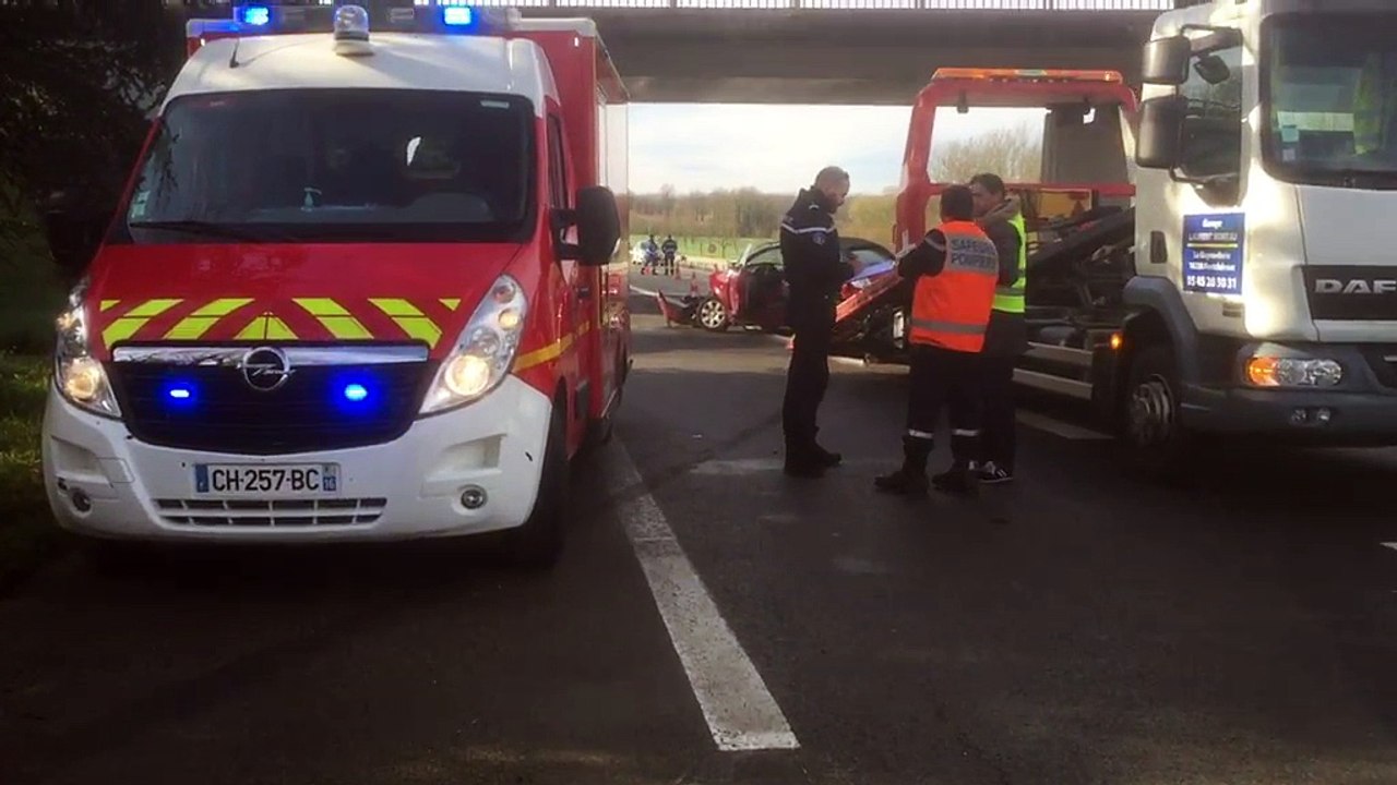 Spectaculaire accident de la route sur la RN10 à Chenon