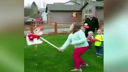 bébé est mort de rire quand sa sœur essaie de casser la pinata !