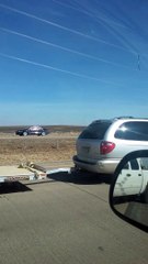 Ce gars saute sur un camion pour échapper à la police !