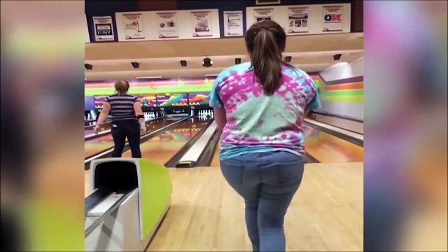 Elle se prend une bonne baffe en jouant au Bowling !