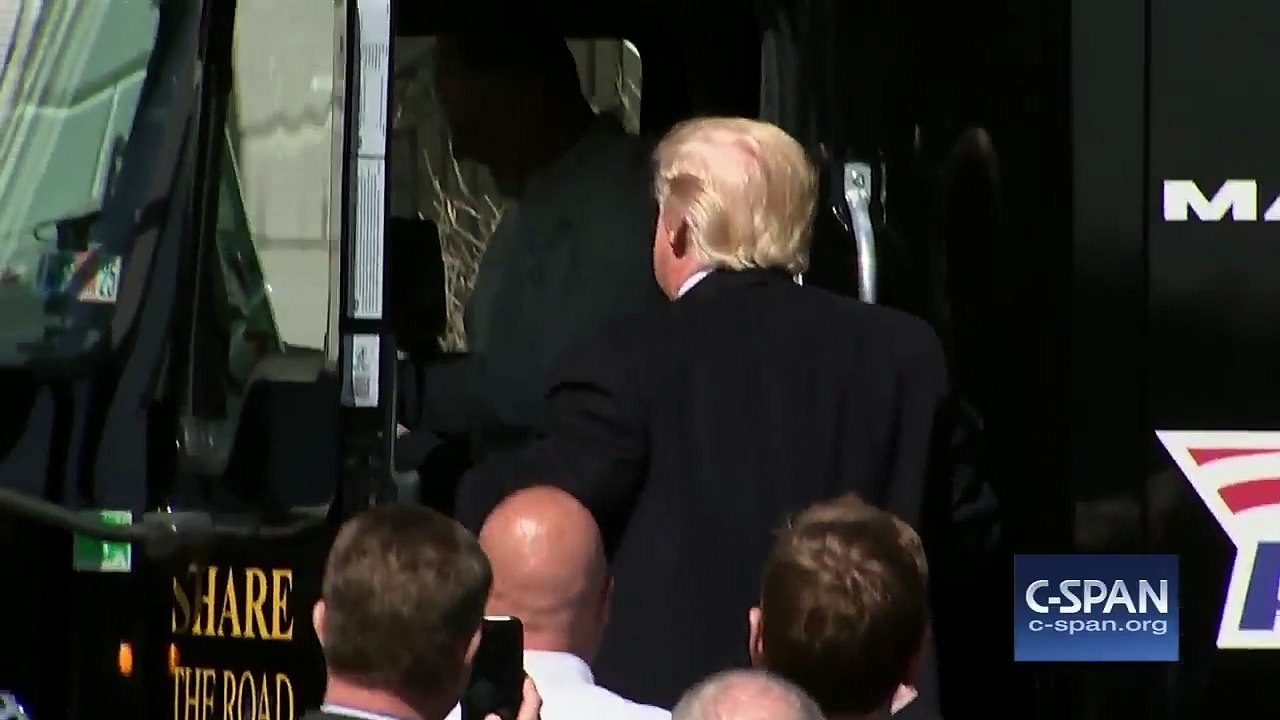 Il fait joujou au volant d'un gros camion