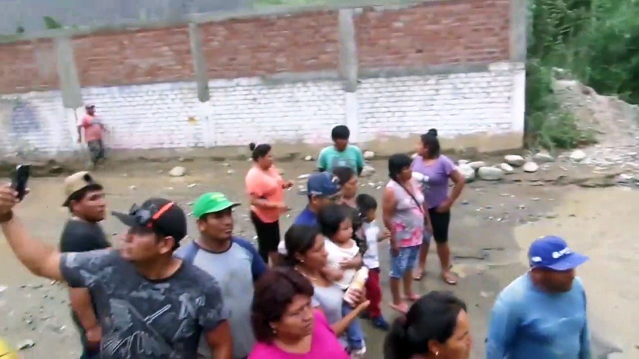 Cet homme va avoir la brillante idée de traverser en voiture, une rivière en crue