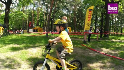 Ce petit garçon de 4 ans est bien plus doué sur une moto que la plupart des adultes