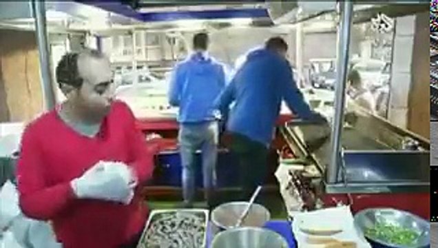 لمدة ساعة يوميًا، يقدم مطعم يُدعى (كبدة وشاورما) في حي الدقي بالقاهرة وجبات مجانية لغير القادرين