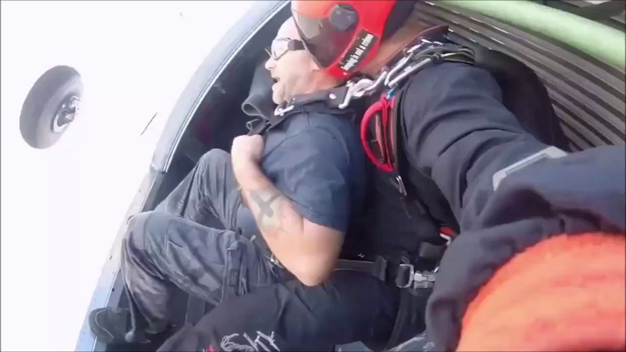 En plein saut en parachute il perd son dentier !