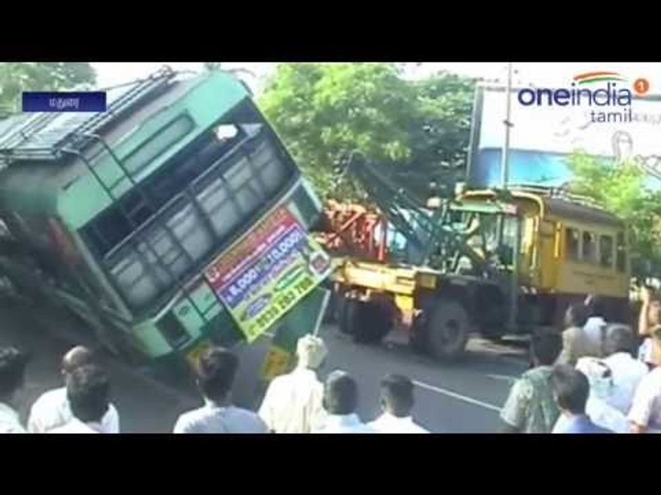 மதுரை அருகே நிலைதடுமாறிய அரசு பேருந்து... தடுப்புச் சுவரில் மோதி விபத்து - 32 பயணிகள் காயம்