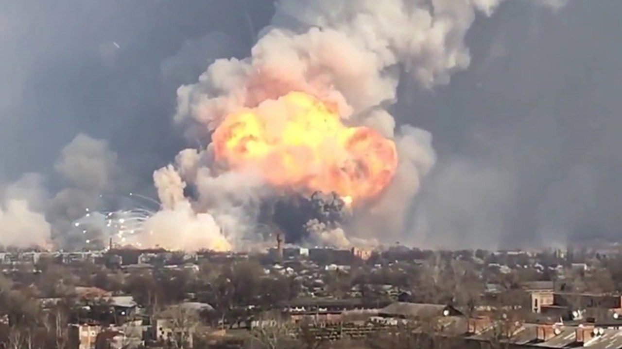 Un incendie déclenche une explosion dans un dépôt d'armes et de munitions