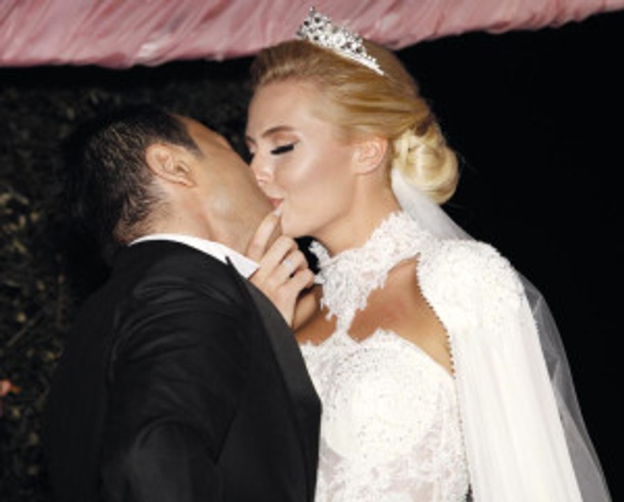 Serdar Ortaç ve Chloe Loughnan Çifti Bebek Bekliyor