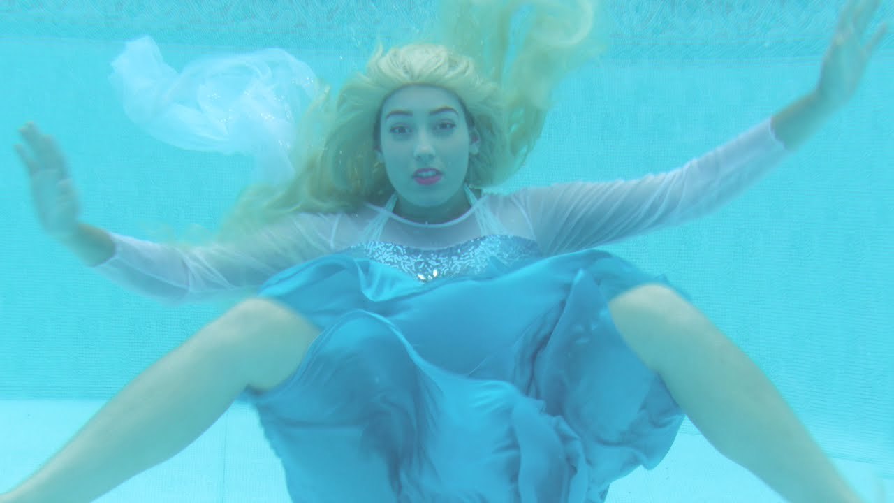 Frozen Elsa’s POOL DATE! w- Spiderman Pink Spidergirl Maleficent Batman Anna! Funny Superhero Video