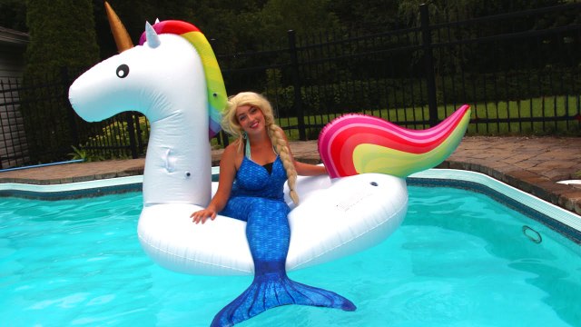 Frozen Elsa’s POOL UNICORN! w- Spiderman Pink Spidergirl Maleficent Joker Anna! Superhero Fun -)