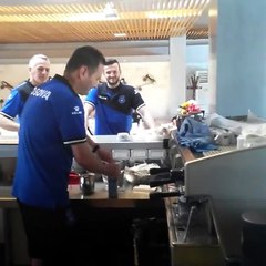 Fizioterapeuti sherben me kafe lojtaret