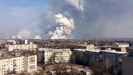 Impressionnante explosion d'armes et de munitions en Ukraine