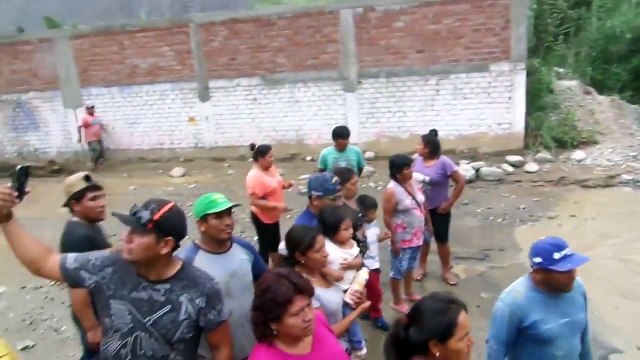 Un conducteur tente de traverser une rivière en crue !