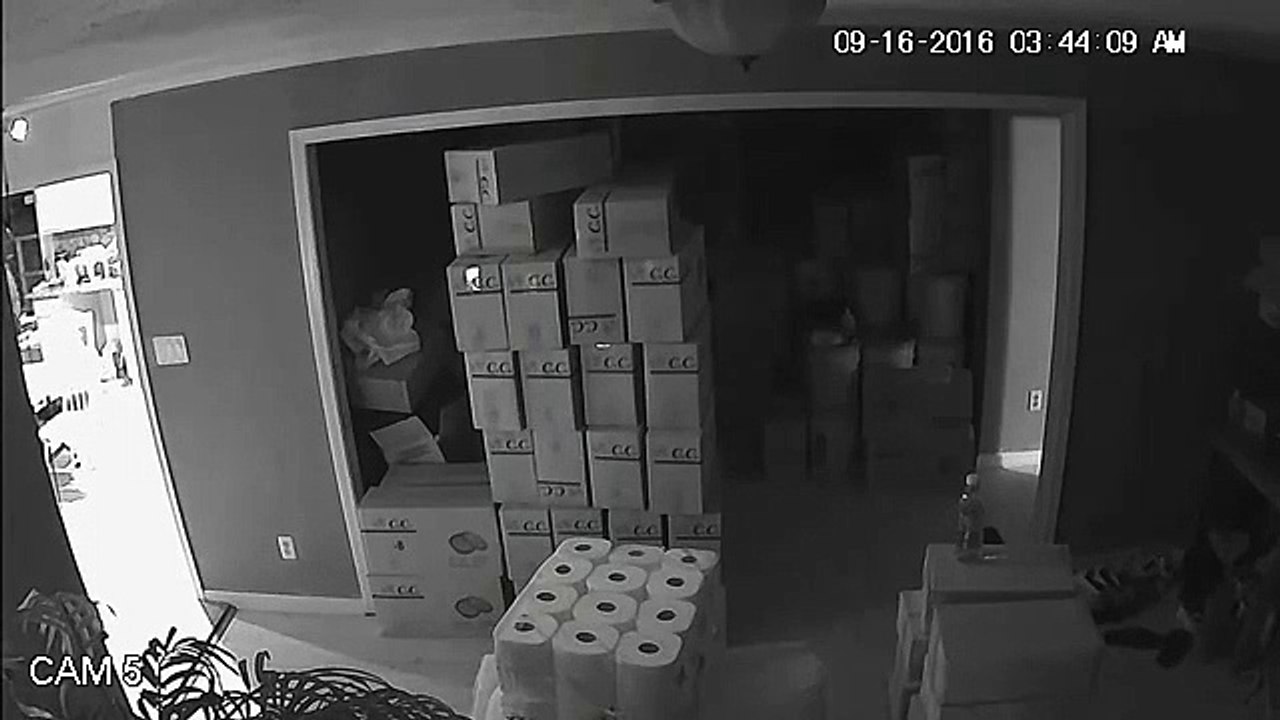 Elle prend en flag trois cambrioleurs armés et leur tire dessus