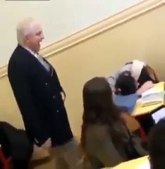 Cette étudiante va regretter de s'être endormie en cours