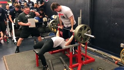 Une femme soulève 150 kg d'haltères