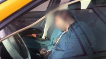 Kaldırıma Çarpıp Duran Aracın Baygın Sürücü Polisi Görünce Kaçtı