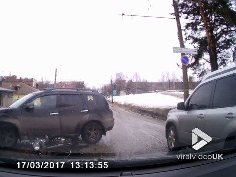 Un motard percute de plein fouet une voiture