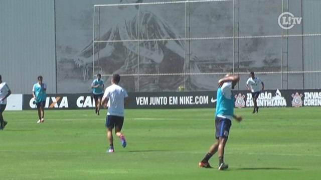 Esbravejou! Fellipe Bastos se irrita em treino do Corinthians