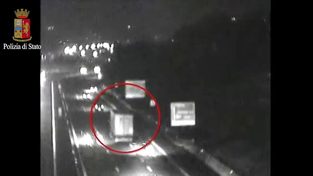Tir fa a zig zag lungo l'autostrada A1, inseguito per 20 km dalla polizia