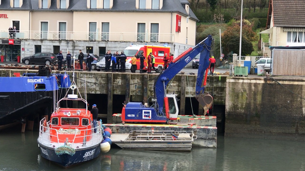 Une voiture tombe dans le port