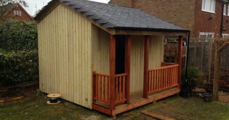 Drvena kućica u dvorištu