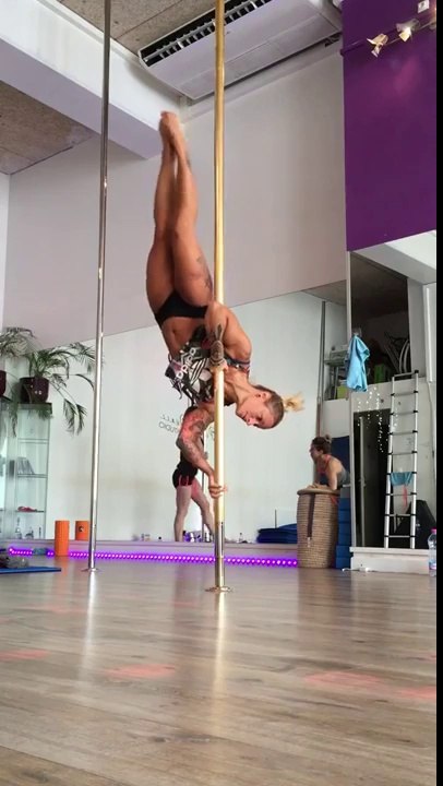Elle s'explose le visage sur le sol !! FAIL Pole Dance