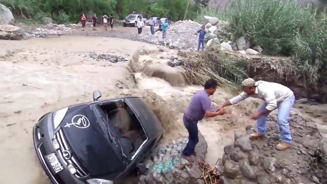Pérou : Un homme tente de traverser une rivière en crue avec sa voiture