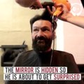 Viveu durante 25 anos na rua e um barbeiro ofereceu-lhe um corte na sua barbearia. Nem imaginas como é que ele ficou!
