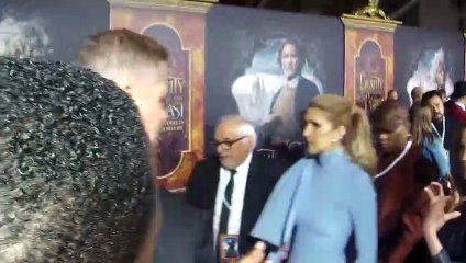 Quand Cé Dion remet proprement un journaliste à sa place... Normal que ๺ fasse le tour du monde !