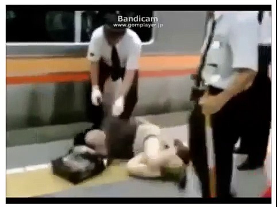 ホームで暴れる女、パンツ丸出し恥ずかしい映像・・・
