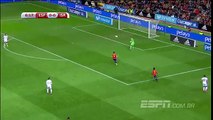 Espanha & Israel - Zahavi dribla Piqué e arranca, mas o zagueiro se recupera e a finalização vai para fora