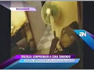 Captan a Sacerdote Haciendo Esto En Plena Parroquia!