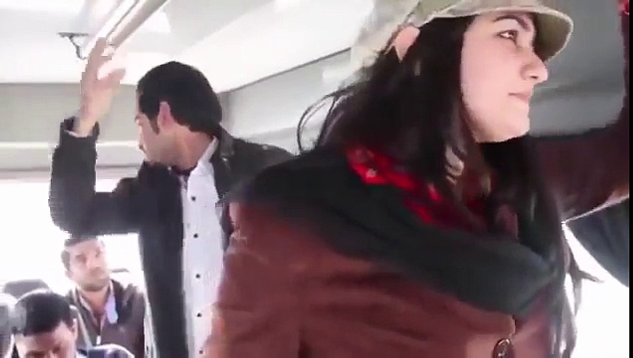 کتنی بے شرم ہیں یہ لڑکیاں ! آپ خود دیکھ لیں
