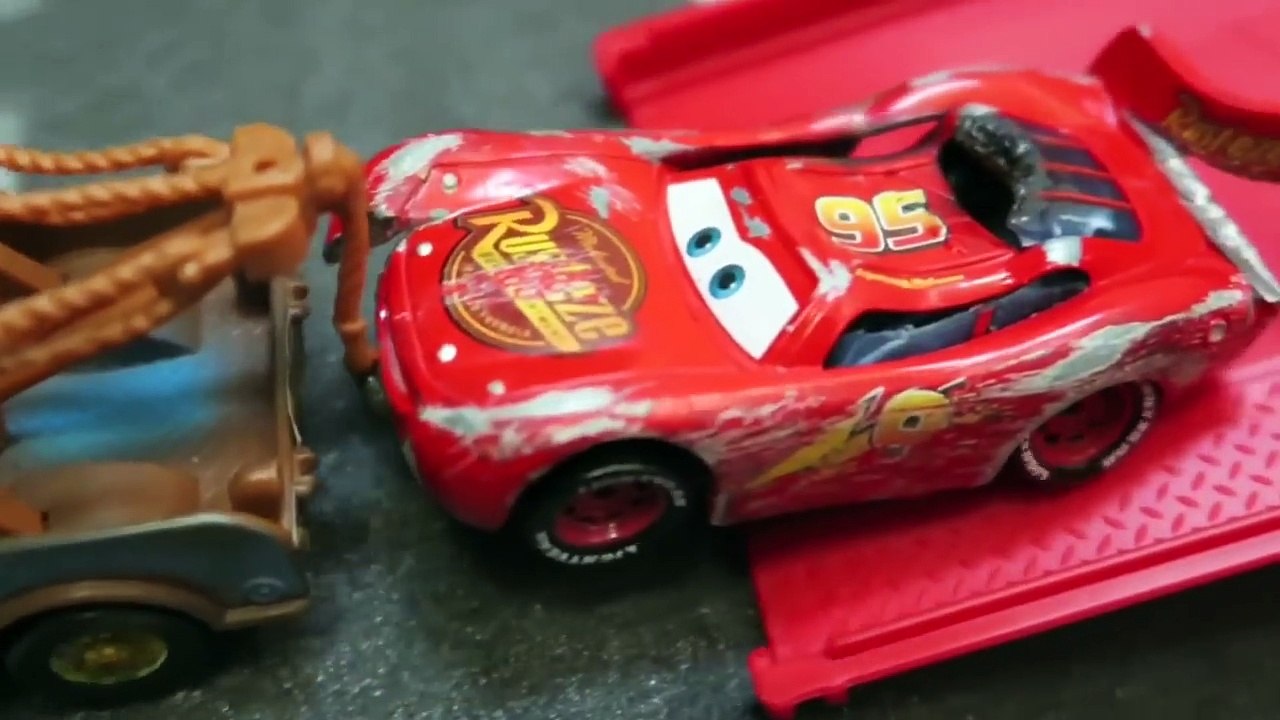 Cars 3 Lightning Mcqueen CRASH SCENE BODY REPAIR next gen piston cup racers ruseze in movie for kids